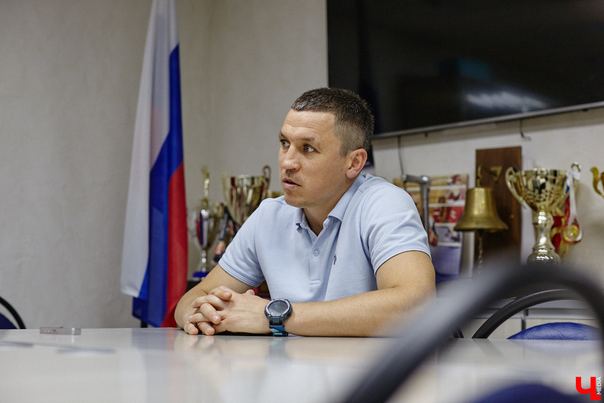 Бокс — это искусство со вкусом крови и пота, которым владеют вежливые люди. Евгений Лобосов уверен в этом на 100 %. С рингом связана вся его жизнь. «Ключ-Медиа» встретился с профессиональным бойцом и тренером и задал неудобные вопросы, дабы раскрыть всю правду о драках в перчатках. Расспросили собеседника о выбитых зубах, вспышках агрессии, фирменной учтивости, а также узнали, влияют ли частые удары по голове на интеллект.