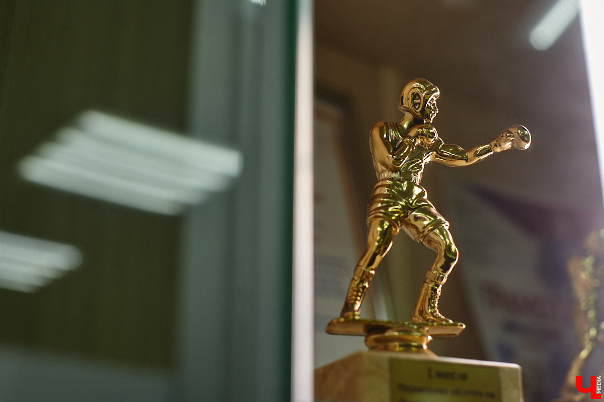 Бокс — это искусство со вкусом крови и пота, которым владеют вежливые люди. Евгений Лобосов уверен в этом на 100 %. С рингом связана вся его жизнь. «Ключ-Медиа» встретился с профессиональным бойцом и тренером и задал неудобные вопросы, дабы раскрыть всю правду о драках в перчатках. Расспросили собеседника о выбитых зубах, вспышках агрессии, фирменной учтивости, а также узнали, влияют ли частые удары по голове на интеллект.