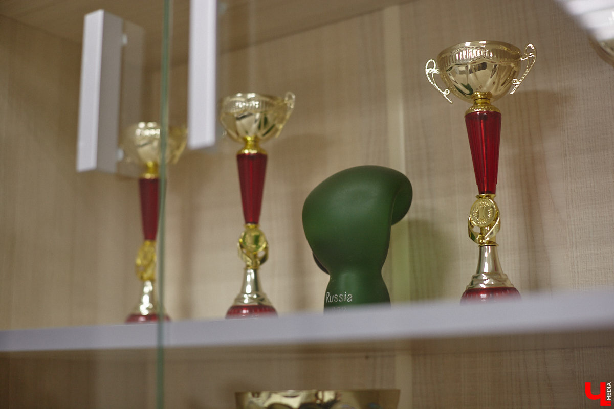 Бокс — это искусство со вкусом крови и пота, которым владеют вежливые люди. Евгений Лобосов уверен в этом на 100 %. С рингом связана вся его жизнь. «Ключ-Медиа» встретился с профессиональным бойцом и тренером и задал неудобные вопросы, дабы раскрыть всю правду о драках в перчатках. Расспросили собеседника о выбитых зубах, вспышках агрессии, фирменной учтивости, а также узнали, влияют ли частые удары по голове на интеллект.