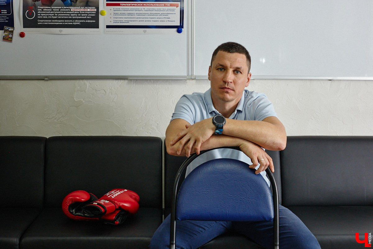 Бокс — это искусство со вкусом крови и пота, которым владеют вежливые люди. Евгений Лобосов уверен в этом на 100 %. С рингом связана вся его жизнь. «Ключ-Медиа» встретился с профессиональным бойцом и тренером и задал неудобные вопросы, дабы раскрыть всю правду о драках в перчатках. Расспросили собеседника о выбитых зубах, вспышках агрессии, фирменной учтивости, а также узнали, влияют ли частые удары по голове на интеллект.