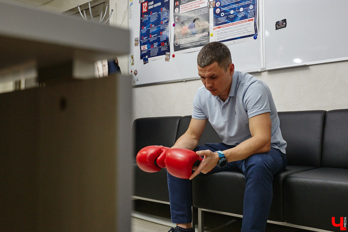 Бокс — это искусство со вкусом крови и пота, которым владеют вежливые люди. Евгений Лобосов уверен в этом на 100 %. С рингом связана вся его жизнь. «Ключ-Медиа» встретился с профессиональным бойцом и тренером и задал неудобные вопросы, дабы раскрыть всю правду о драках в перчатках. Расспросили собеседника о выбитых зубах, вспышках агрессии, фирменной учтивости, а также узнали, влияют ли частые удары по голове на интеллект.