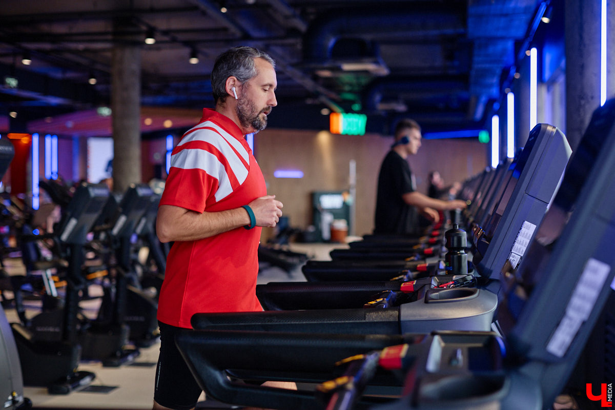 Фитнес-клуб в торговом центре — звучит интересно, согласитесь? В Ленинском районе в таком формате начало работу новое пространство DDX Fitness. Спортивная локация площадью 1500 квадратных метров стала 125-й по счету в России и первой в нашем регионе.