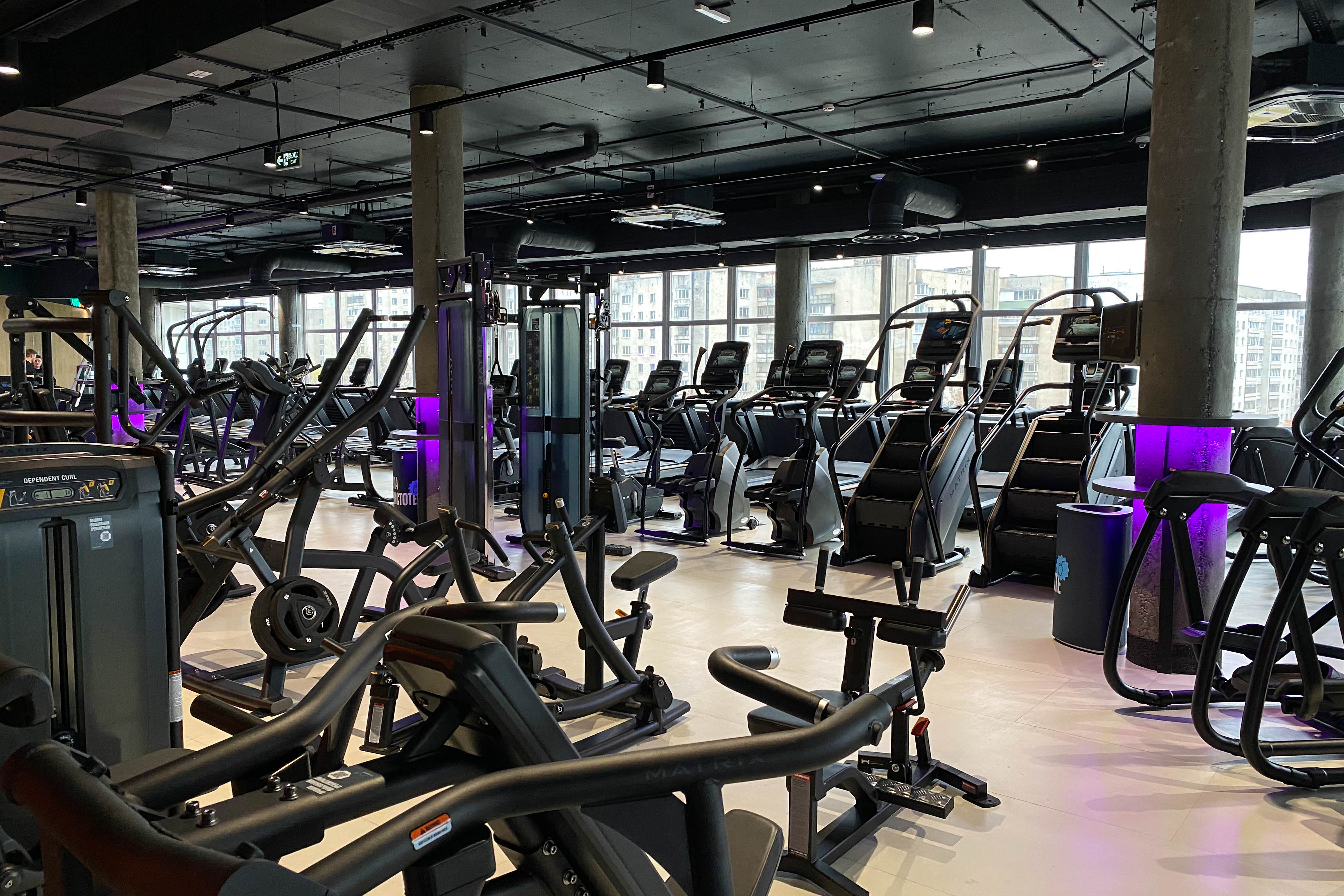 Фитнес-клуб в торговом центре — звучит интересно, согласитесь? В Ленинском районе в таком формате начало работу новое пространство DDX Fitness. Спортивная локация площадью 1500 квадратных метров стала 125-й по счету в России и первой в нашем регионе.