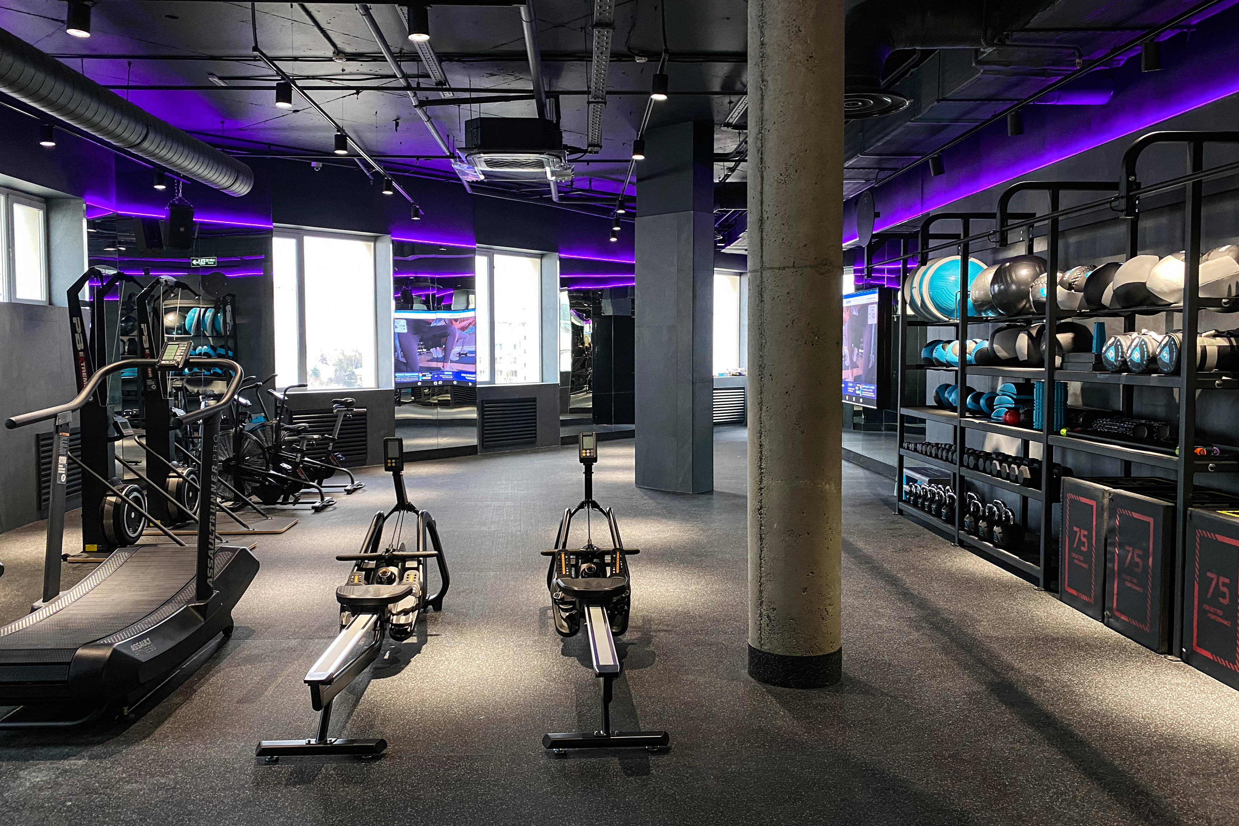 Фитнес-клуб в торговом центре — звучит интересно, согласитесь? В Ленинском районе в таком формате начало работу новое пространство DDX Fitness. Спортивная локация площадью 1500 квадратных метров стала 125-й по счету в России и первой в нашем регионе.