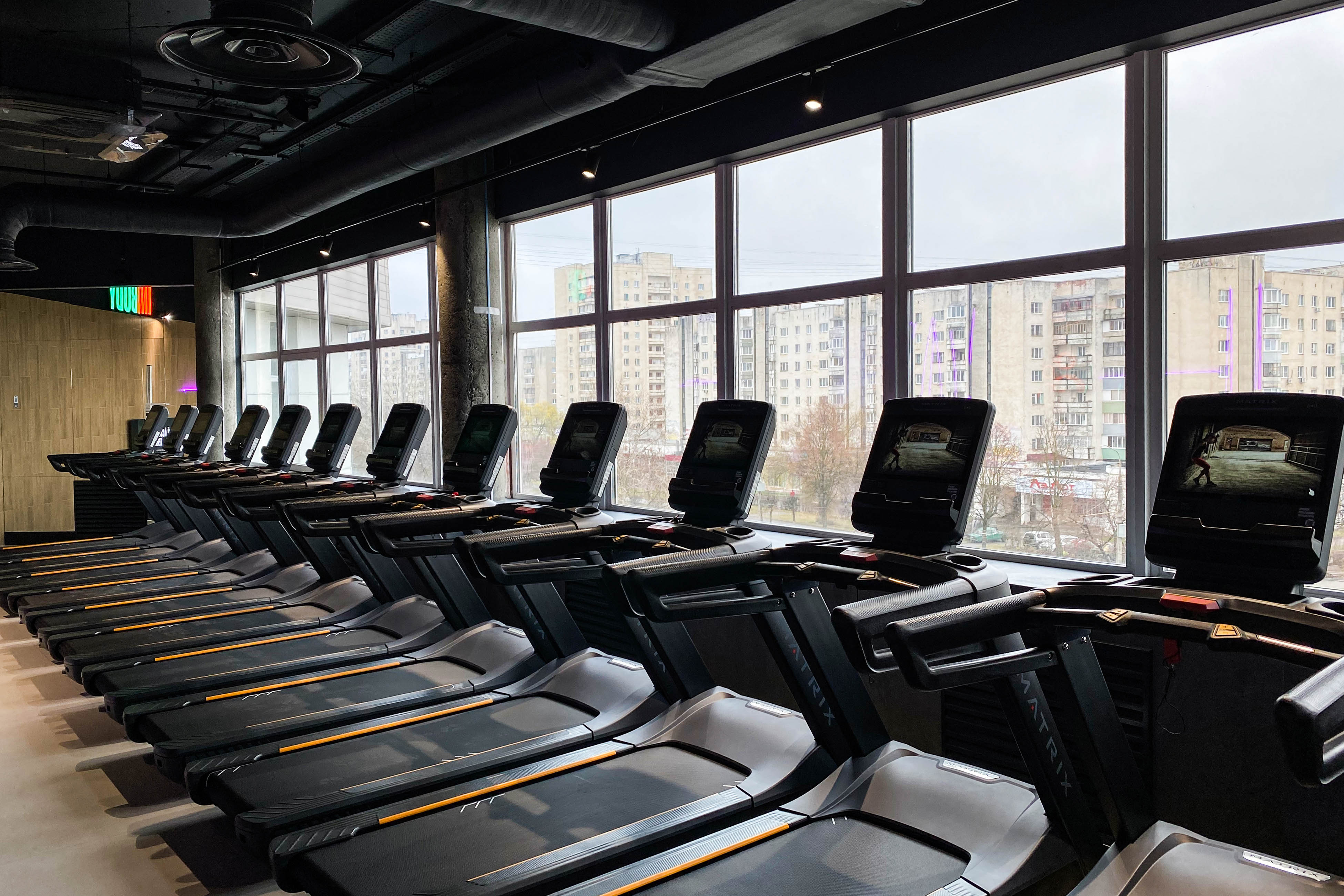 Фитнес-клуб в торговом центре — звучит интересно, согласитесь? В Ленинском районе в таком формате начало работу новое пространство DDX Fitness. Спортивная локация площадью 1500 квадратных метров стала 125-й по счету в России и первой в нашем регионе.