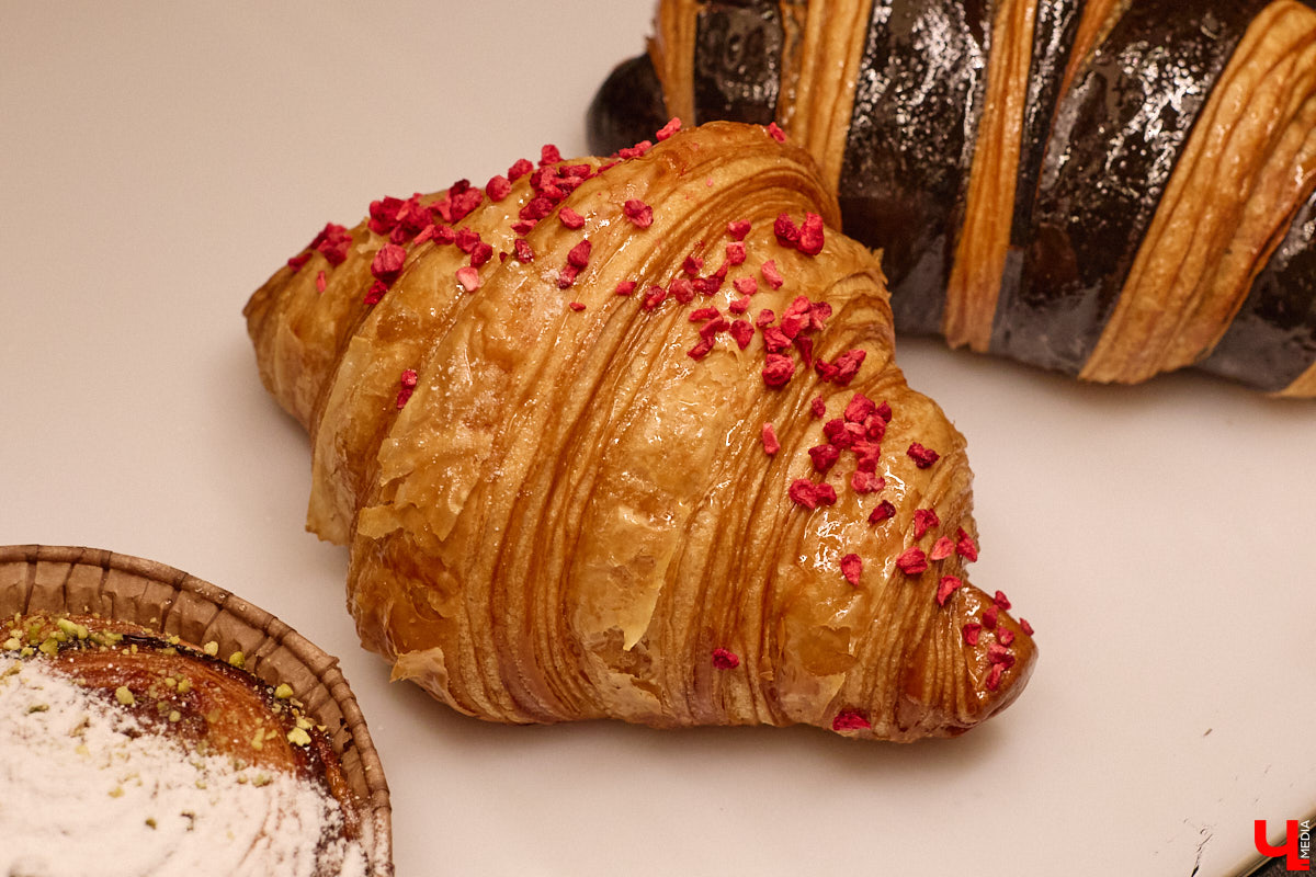 Если центр Владимира пестрит заведениями, то в других районах интересных локаций часто не хватает. Именно поэтому новость об открытии французской кондитерской De Paris на проспекте Ленина не может не радовать. Тем более что современная и атмосферная точка готова предложить гостям не только авторские сладости, выпечку и напитки, но также полноценное меню.