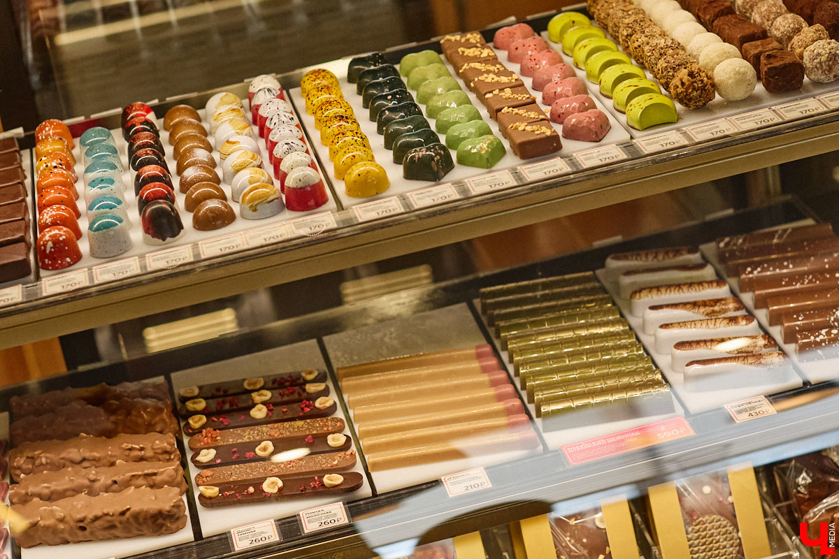 Если центр Владимира пестрит заведениями, то в других районах интересных локаций часто не хватает. Именно поэтому новость об открытии французской кондитерской De Paris на проспекте Ленина не может не радовать. Тем более что современная и атмосферная точка готова предложить гостям не только авторские сладости, выпечку и напитки, но также полноценное меню.