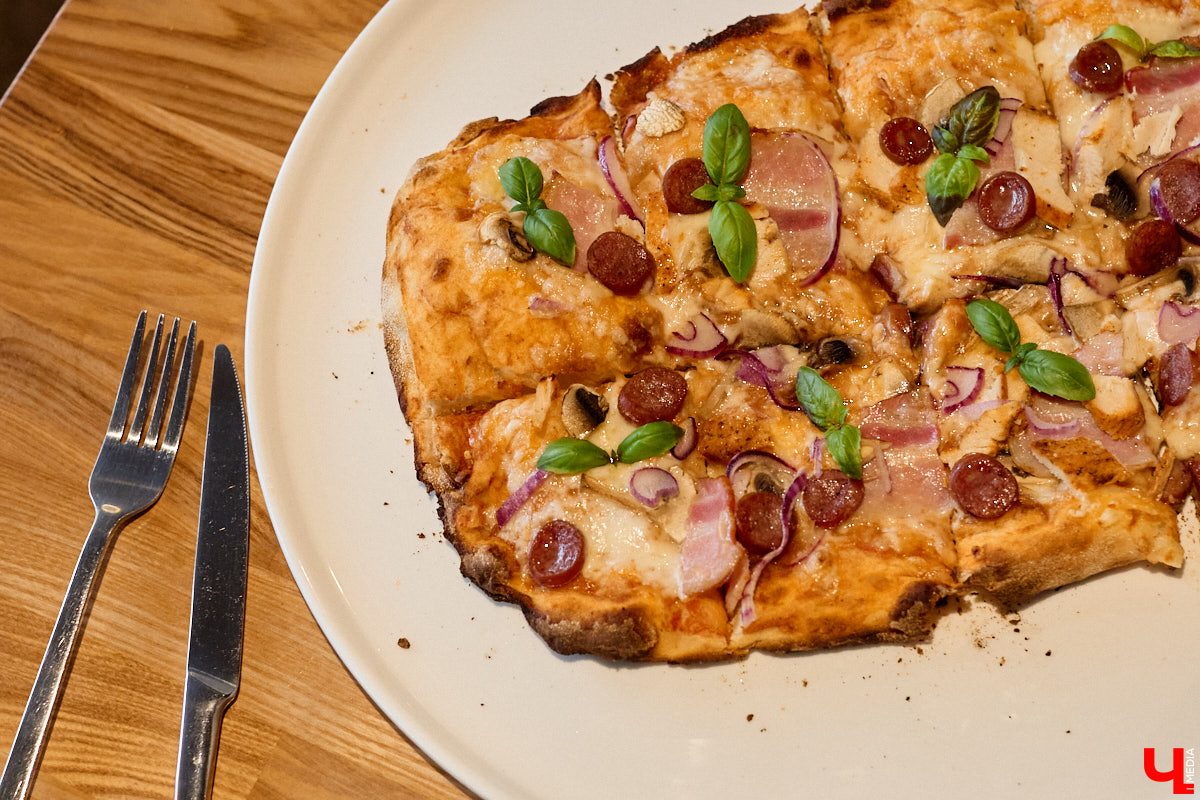 Если центр Владимира пестрит заведениями, то в других районах интересных локаций часто не хватает. Именно поэтому новость об открытии французской кондитерской De Paris на проспекте Ленина не может не радовать. Тем более что современная и атмосферная точка готова предложить гостям не только авторские сладости, выпечку и напитки, но также полноценное меню.