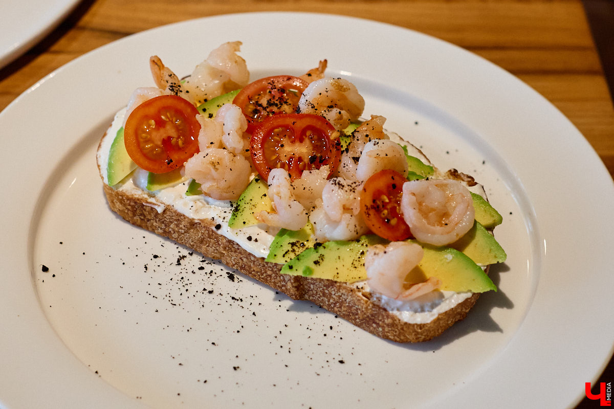 Если центр Владимира пестрит заведениями, то в других районах интересных локаций часто не хватает. Именно поэтому новость об открытии французской кондитерской De Paris на проспекте Ленина не может не радовать. Тем более что современная и атмосферная точка готова предложить гостям не только авторские сладости, выпечку и напитки, но также полноценное меню.