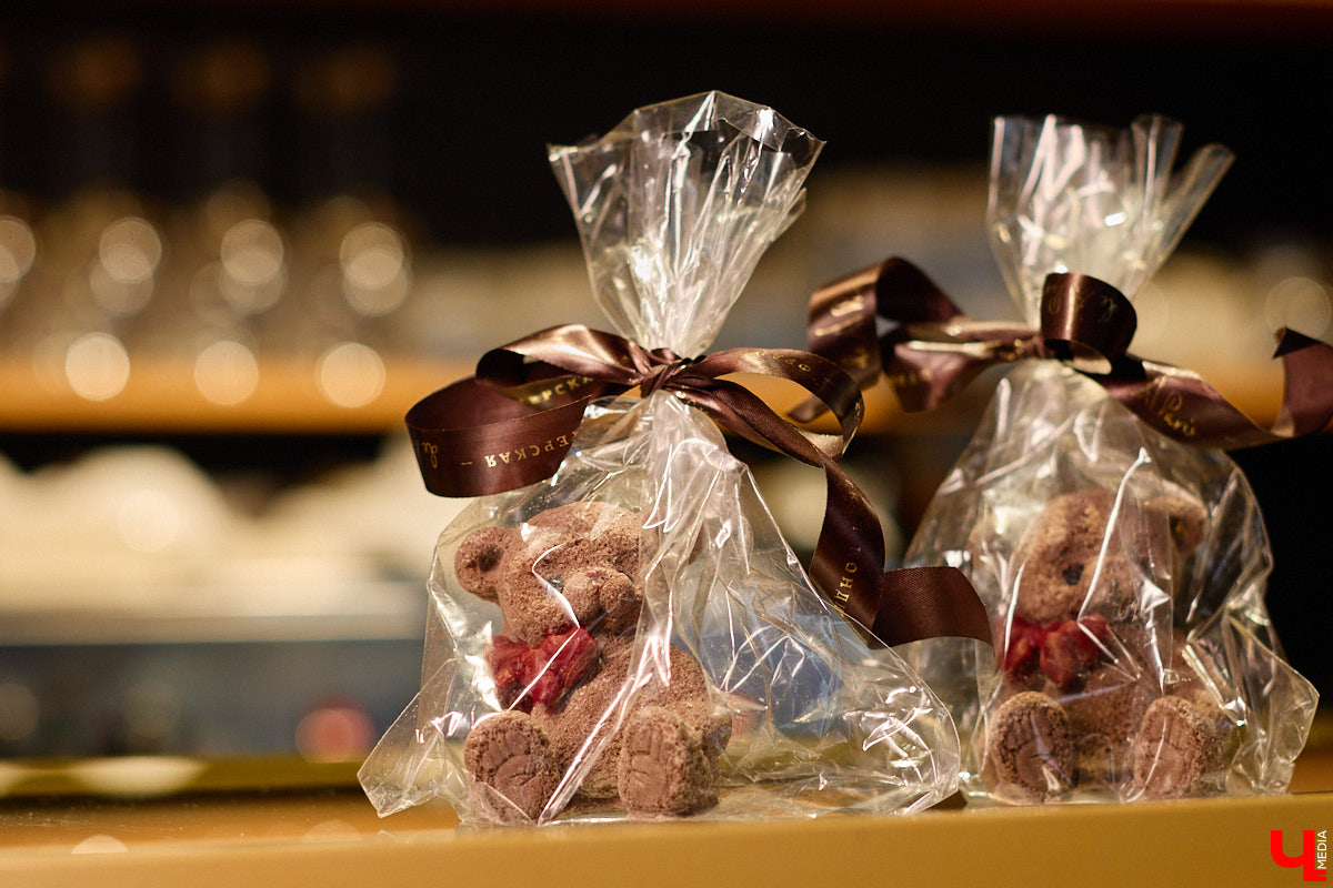 Если центр Владимира пестрит заведениями, то в других районах интересных локаций часто не хватает. Именно поэтому новость об открытии французской кондитерской De Paris на проспекте Ленина не может не радовать. Тем более что современная и атмосферная точка готова предложить гостям не только авторские сладости, выпечку и напитки, но также полноценное меню.