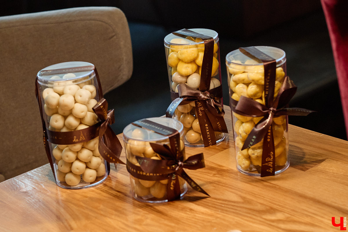 Если центр Владимира пестрит заведениями, то в других районах интересных локаций часто не хватает. Именно поэтому новость об открытии французской кондитерской De Paris на проспекте Ленина не может не радовать. Тем более что современная и атмосферная точка готова предложить гостям не только авторские сладости, выпечку и напитки, но также полноценное меню.