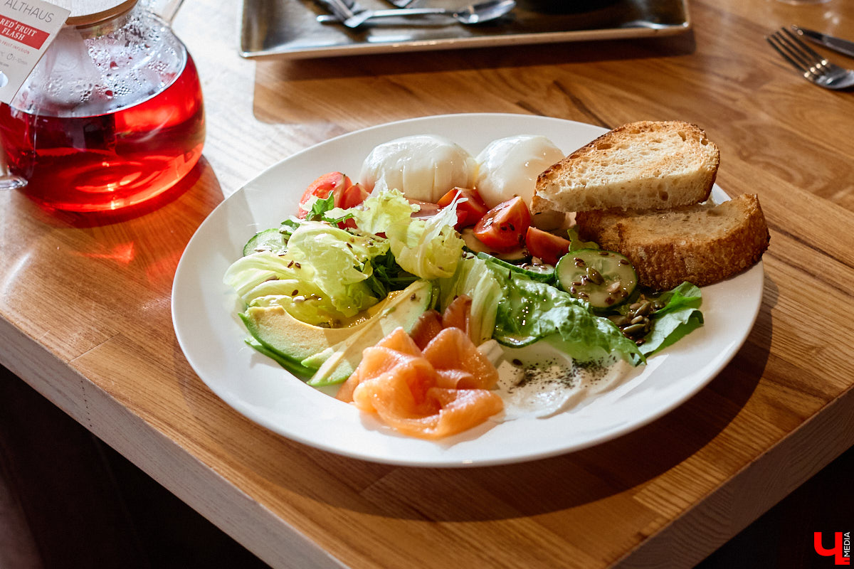 Если центр Владимира пестрит заведениями, то в других районах интересных локаций часто не хватает. Именно поэтому новость об открытии французской кондитерской De Paris на проспекте Ленина не может не радовать. Тем более что современная и атмосферная точка готова предложить гостям не только авторские сладости, выпечку и напитки, но также полноценное меню.