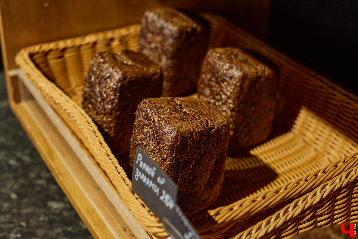 Если центр Владимира пестрит заведениями, то в других районах интересных локаций часто не хватает. Именно поэтому новость об открытии французской кондитерской De Paris на проспекте Ленина не может не радовать. Тем более что современная и атмосферная точка готова предложить гостям не только авторские сладости, выпечку и напитки, но также полноценное меню.