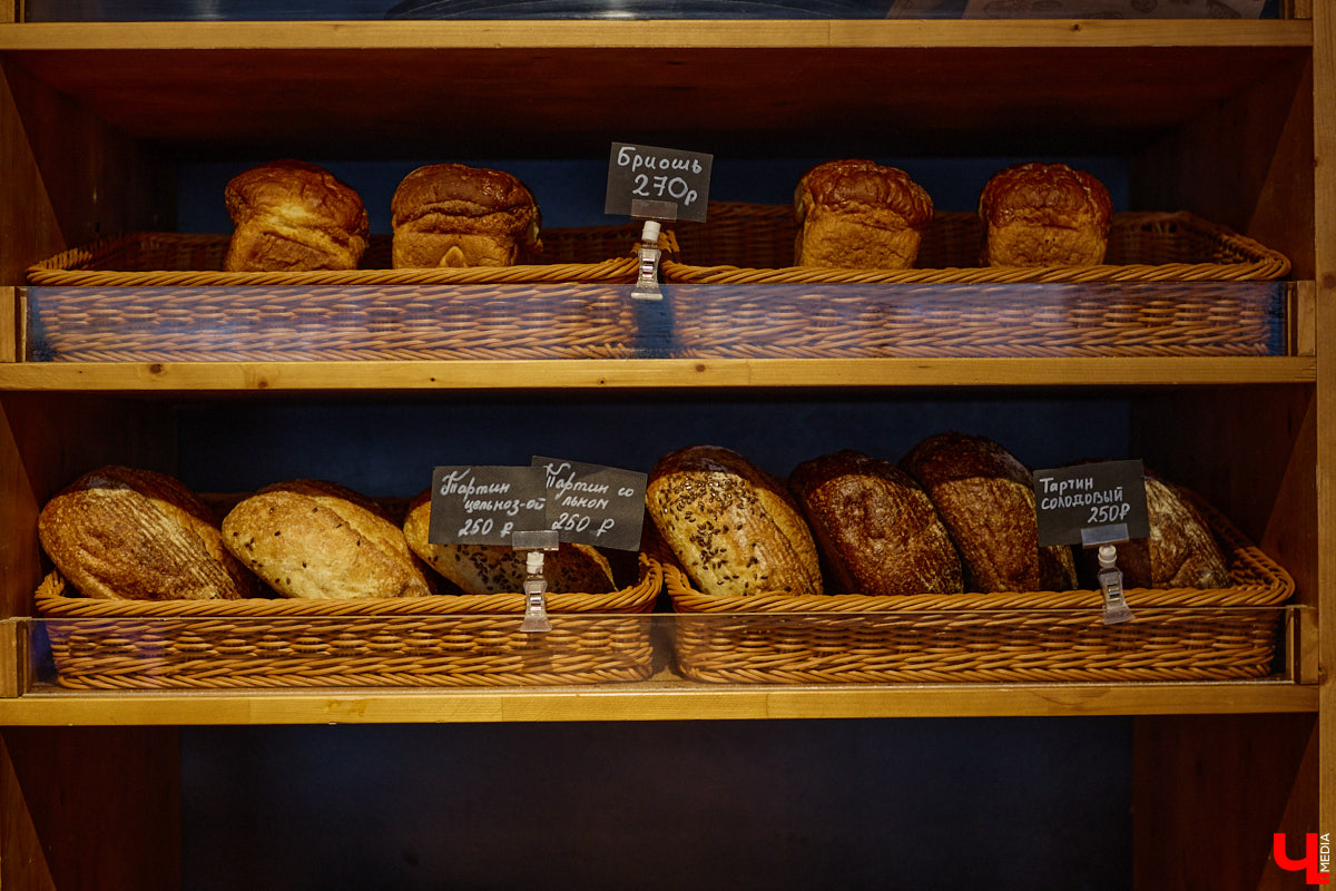 Если центр Владимира пестрит заведениями, то в других районах интересных локаций часто не хватает. Именно поэтому новость об открытии французской кондитерской De Paris на проспекте Ленина не может не радовать. Тем более что современная и атмосферная точка готова предложить гостям не только авторские сладости, выпечку и напитки, но также полноценное меню.