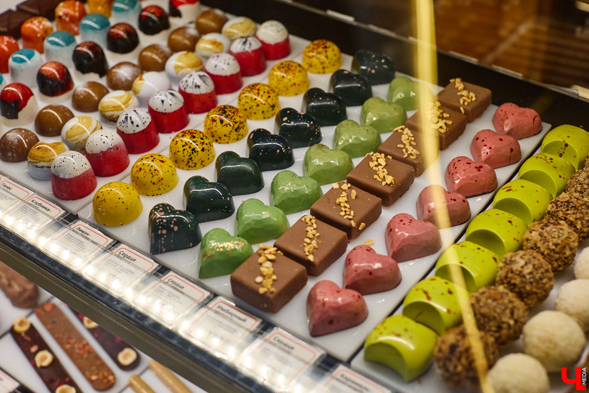 Если центр Владимира пестрит заведениями, то в других районах интересных локаций часто не хватает. Именно поэтому новость об открытии французской кондитерской De Paris на проспекте Ленина не может не радовать. Тем более что современная и атмосферная точка готова предложить гостям не только авторские сладости, выпечку и напитки, но также полноценное меню.