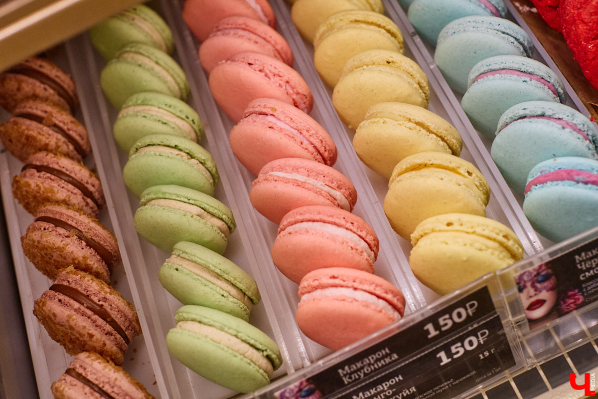 Если центр Владимира пестрит заведениями, то в других районах интересных локаций часто не хватает. Именно поэтому новость об открытии французской кондитерской De Paris на проспекте Ленина не может не радовать. Тем более что современная и атмосферная точка готова предложить гостям не только авторские сладости, выпечку и напитки, но также полноценное меню.