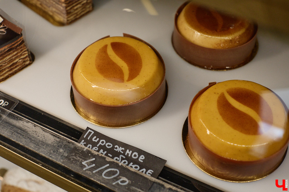 Если центр Владимира пестрит заведениями, то в других районах интересных локаций часто не хватает. Именно поэтому новость об открытии французской кондитерской De Paris на проспекте Ленина не может не радовать. Тем более что современная и атмосферная точка готова предложить гостям не только авторские сладости, выпечку и напитки, но также полноценное меню.