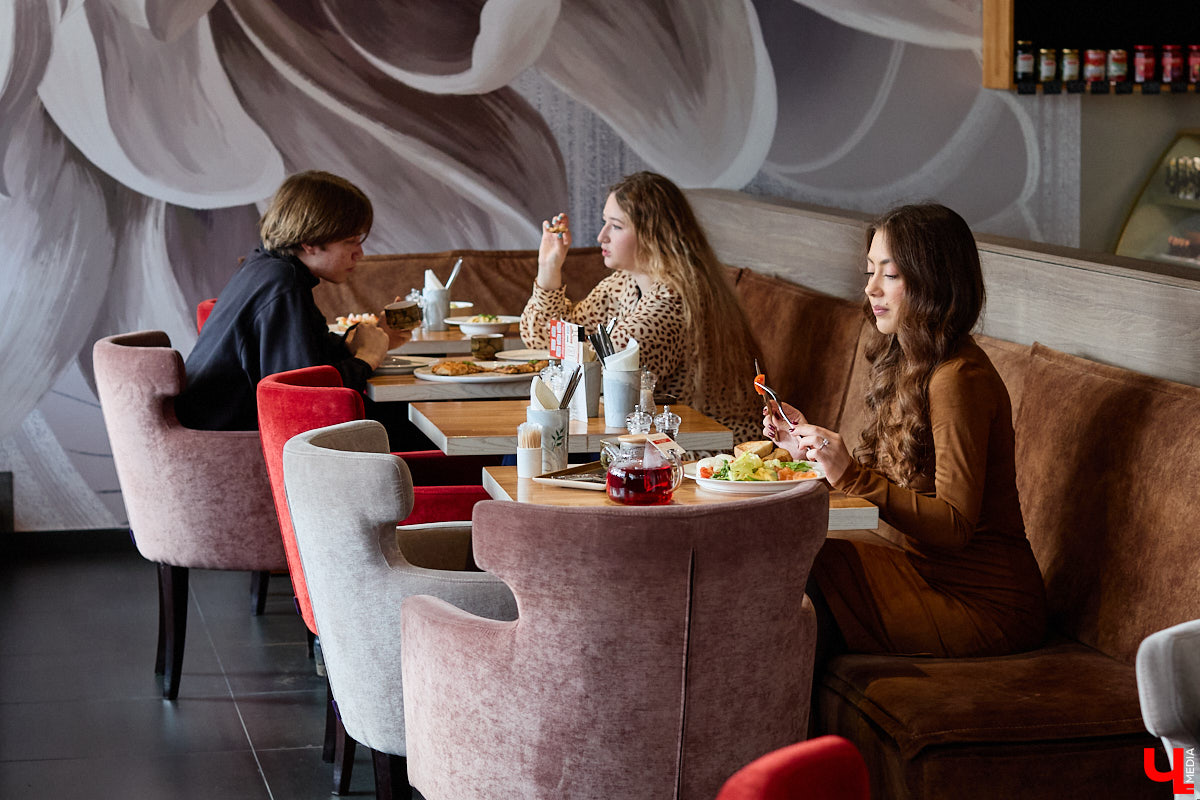 Если центр Владимира пестрит заведениями, то в других районах интересных локаций часто не хватает. Именно поэтому новость об открытии французской кондитерской De Paris на проспекте Ленина не может не радовать. Тем более что современная и атмосферная точка готова предложить гостям не только авторские сладости, выпечку и напитки, но также полноценное меню.