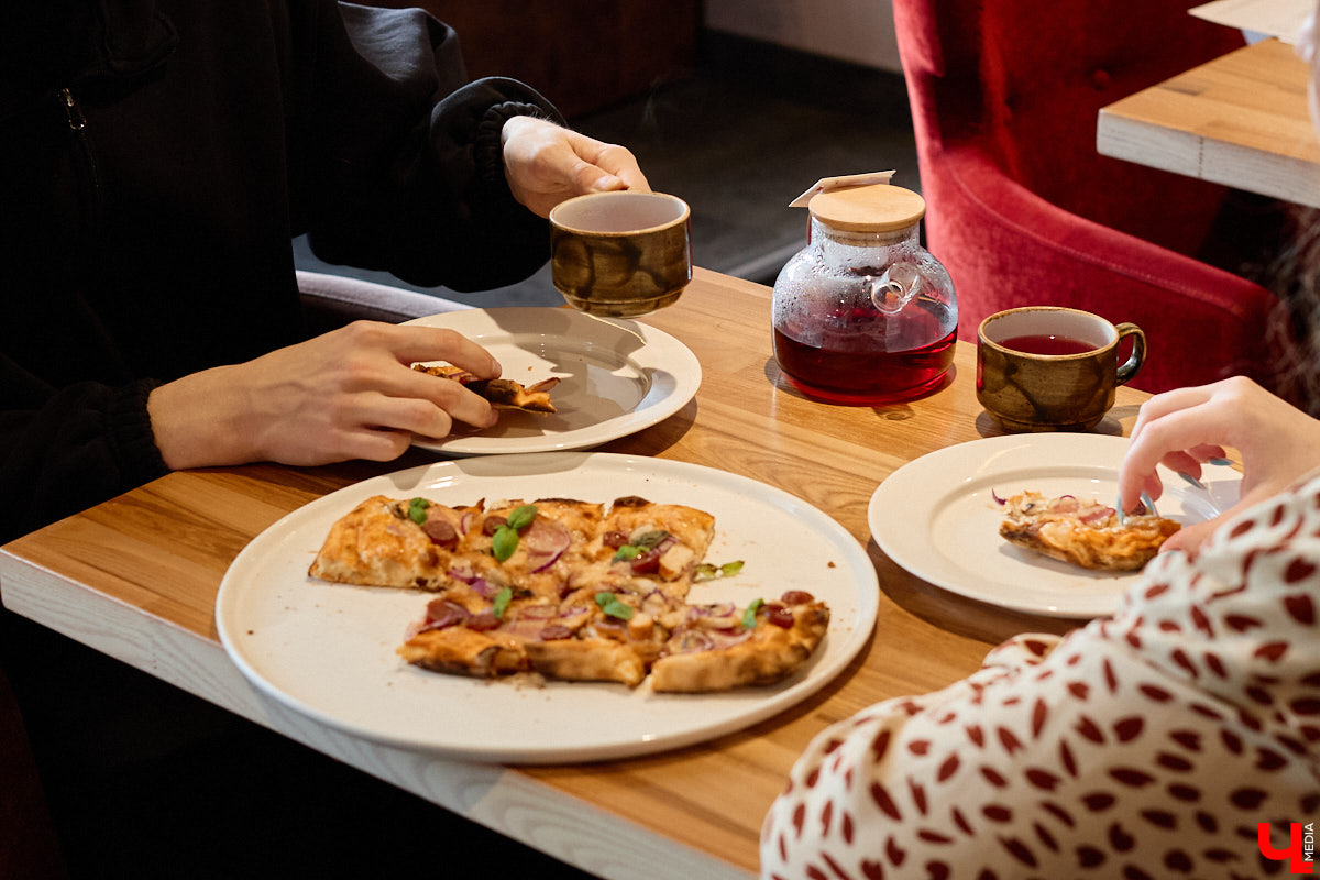 Если центр Владимира пестрит заведениями, то в других районах интересных локаций часто не хватает. Именно поэтому новость об открытии французской кондитерской De Paris на проспекте Ленина не может не радовать. Тем более что современная и атмосферная точка готова предложить гостям не только авторские сладости, выпечку и напитки, но также полноценное меню.