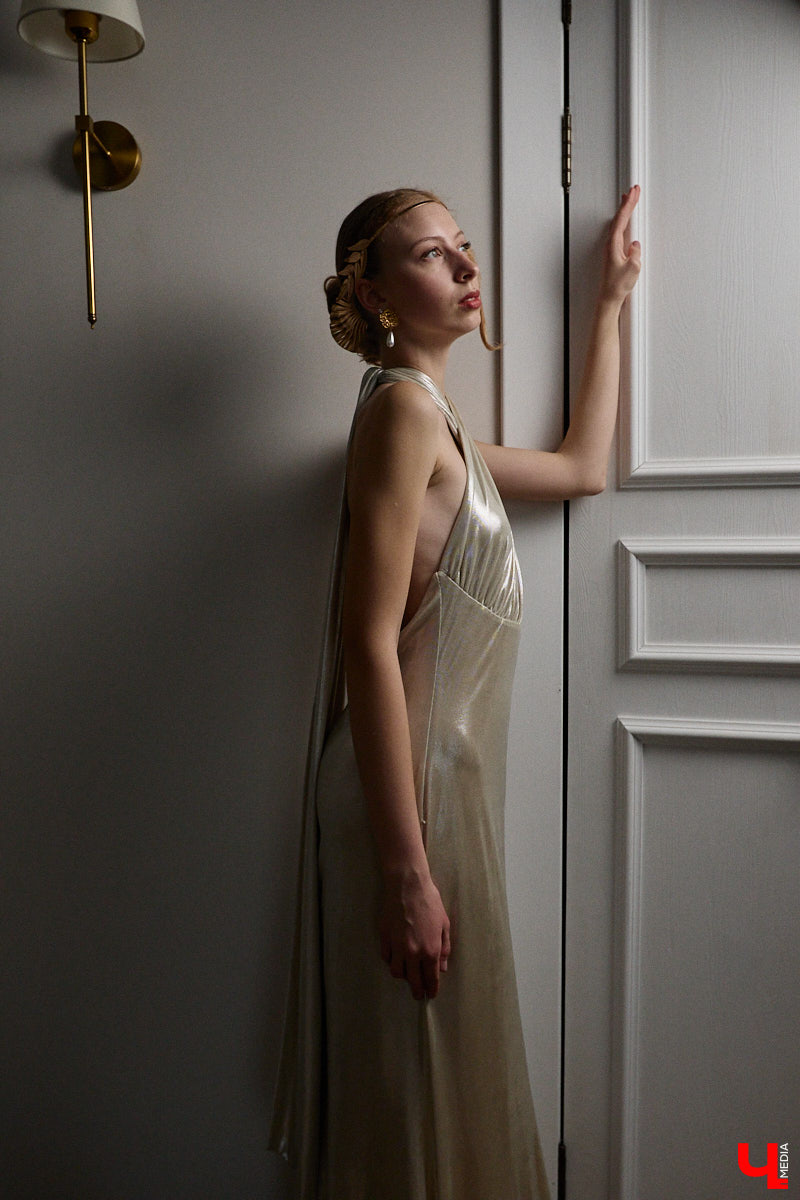 Древние греки считали красоту неотъемлемым свойством мира, а Аристотель принимал ее как проявление высшей гармонии. И если раньше мудрецы восхищались всем прекрасным, то наша героиня Софья Савельева черпает вдохновение из мифов о богинях с горы Олимп. Девушка уверена, что даже в повседневном аутфите можно отразить черты их образов.