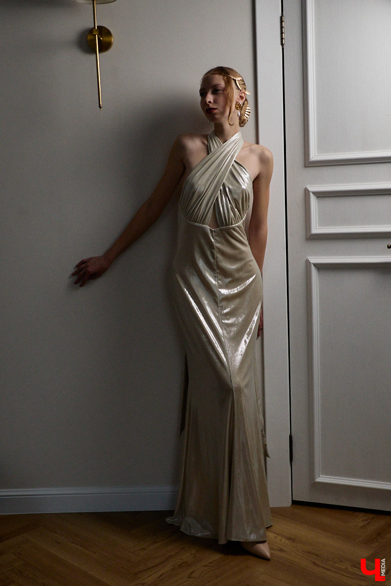 Древние греки считали красоту неотъемлемым свойством мира, а Аристотель принимал ее как проявление высшей гармонии. И если раньше мудрецы восхищались всем прекрасным, то наша героиня Софья Савельева черпает вдохновение из мифов о богинях с горы Олимп. Девушка уверена, что даже в повседневном аутфите можно отразить черты их образов.