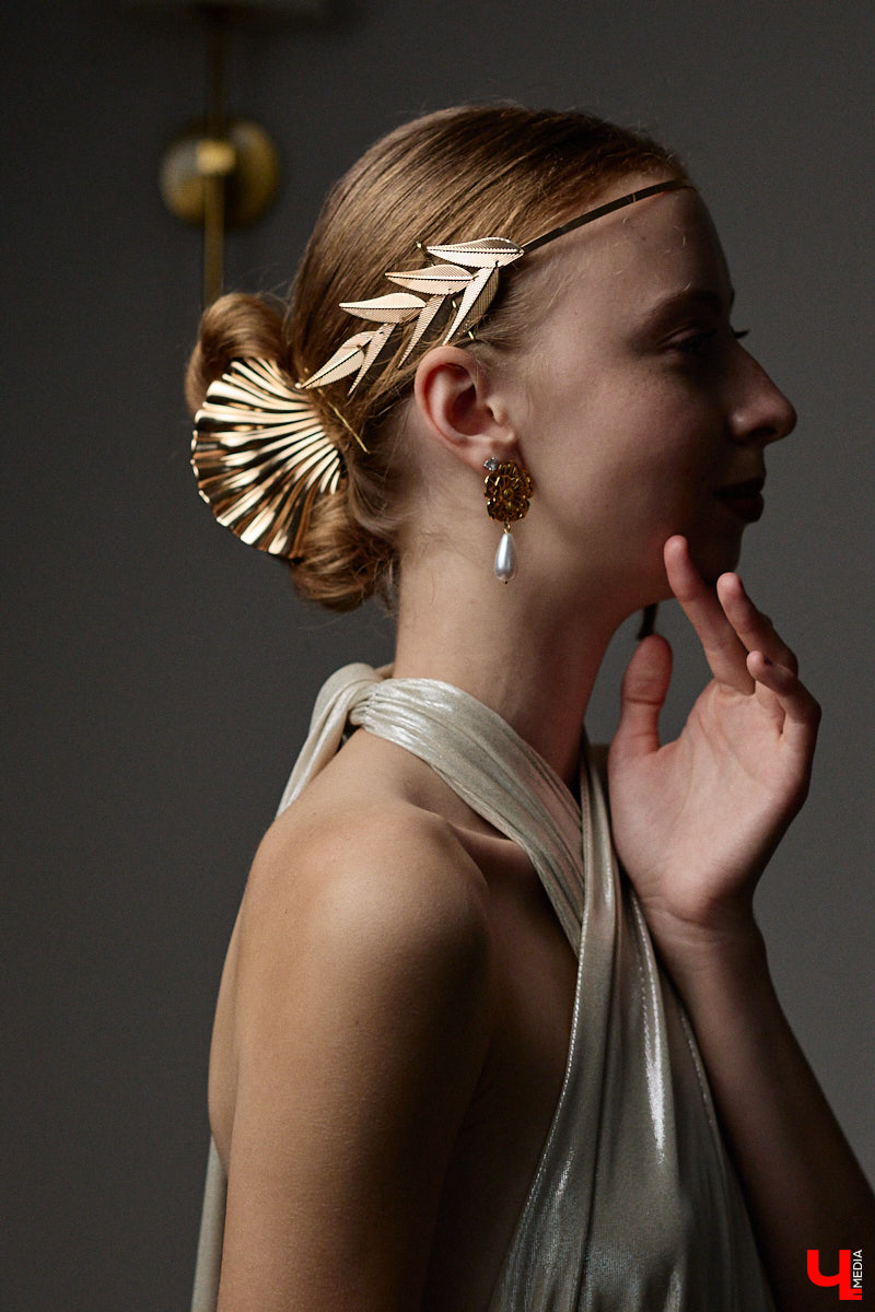 Древние греки считали красоту неотъемлемым свойством мира, а Аристотель принимал ее как проявление высшей гармонии. И если раньше мудрецы восхищались всем прекрасным, то наша героиня Софья Савельева черпает вдохновение из мифов о богинях с горы Олимп. Девушка уверена, что даже в повседневном аутфите можно отразить черты их образов.