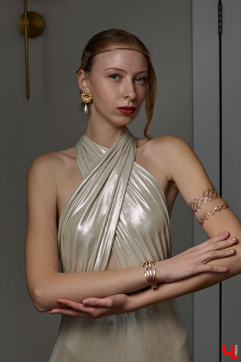 Древние греки считали красоту неотъемлемым свойством мира, а Аристотель принимал ее как проявление высшей гармонии. И если раньше мудрецы восхищались всем прекрасным, то наша героиня Софья Савельева черпает вдохновение из мифов о богинях с горы Олимп. Девушка уверена, что даже в повседневном аутфите можно отразить черты их образов.