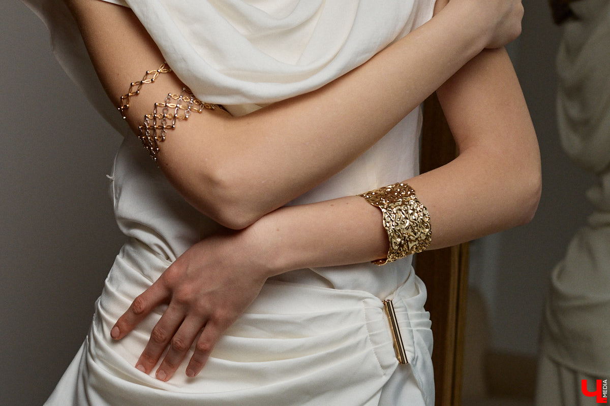 Древние греки считали красоту неотъемлемым свойством мира, а Аристотель принимал ее как проявление высшей гармонии. И если раньше мудрецы восхищались всем прекрасным, то наша героиня Софья Савельева черпает вдохновение из мифов о богинях с горы Олимп. Девушка уверена, что даже в повседневном аутфите можно отразить черты их образов.