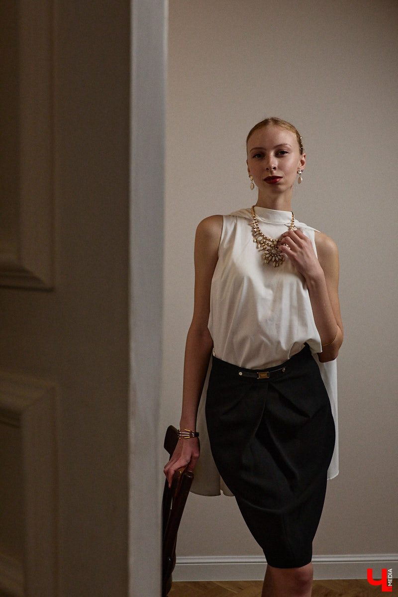 Древние греки считали красоту неотъемлемым свойством мира, а Аристотель принимал ее как проявление высшей гармонии. И если раньше мудрецы восхищались всем прекрасным, то наша героиня Софья Савельева черпает вдохновение из мифов о богинях с горы Олимп. Девушка уверена, что даже в повседневном аутфите можно отразить черты их образов.