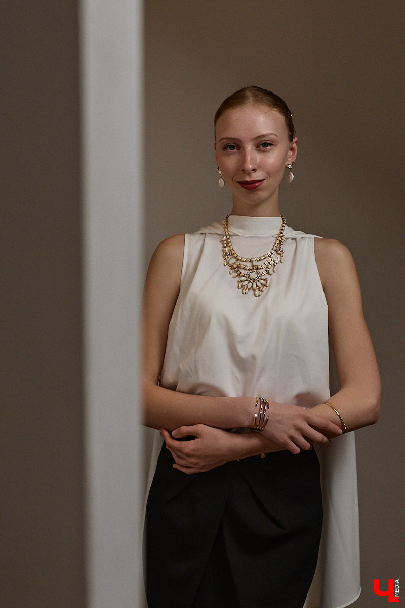 Древние греки считали красоту неотъемлемым свойством мира, а Аристотель принимал ее как проявление высшей гармонии. И если раньше мудрецы восхищались всем прекрасным, то наша героиня Софья Савельева черпает вдохновение из мифов о богинях с горы Олимп. Девушка уверена, что даже в повседневном аутфите можно отразить черты их образов.