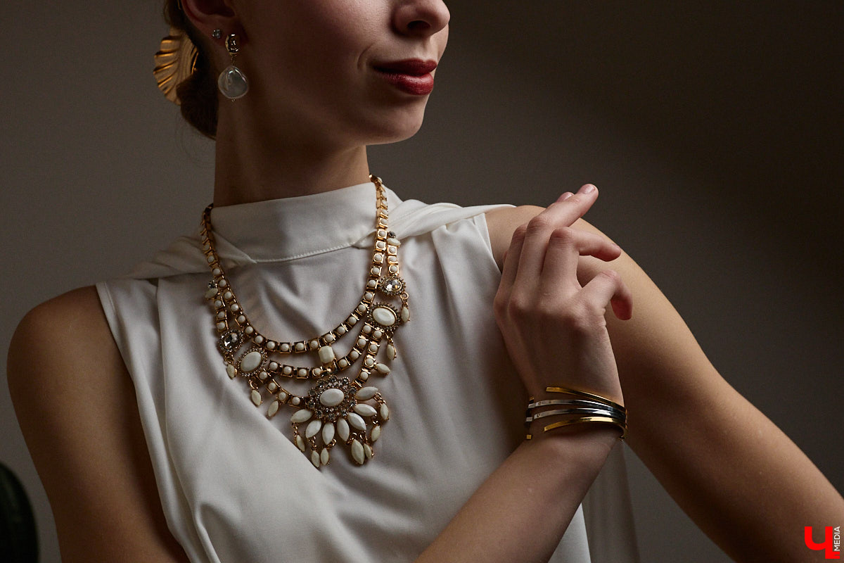 Древние греки считали красоту неотъемлемым свойством мира, а Аристотель принимал ее как проявление высшей гармонии. И если раньше мудрецы восхищались всем прекрасным, то наша героиня Софья Савельева черпает вдохновение из мифов о богинях с горы Олимп. Девушка уверена, что даже в повседневном аутфите можно отразить черты их образов.