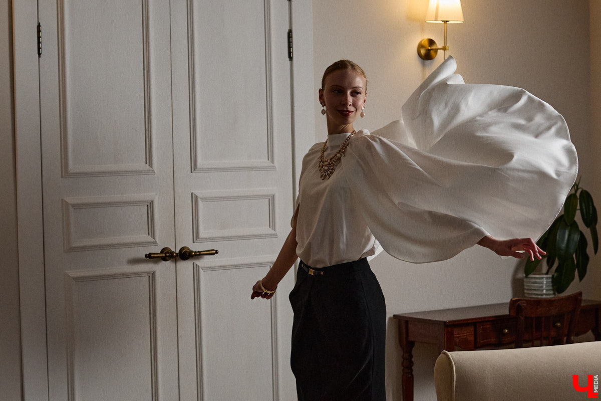 Древние греки считали красоту неотъемлемым свойством мира, а Аристотель принимал ее как проявление высшей гармонии. И если раньше мудрецы восхищались всем прекрасным, то наша героиня Софья Савельева черпает вдохновение из мифов о богинях с горы Олимп. Девушка уверена, что даже в повседневном аутфите можно отразить черты их образов.