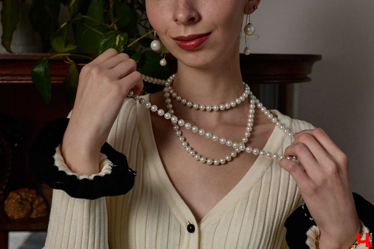 Древние греки считали красоту неотъемлемым свойством мира, а Аристотель принимал ее как проявление высшей гармонии. И если раньше мудрецы восхищались всем прекрасным, то наша героиня Софья Савельева черпает вдохновение из мифов о богинях с горы Олимп. Девушка уверена, что даже в повседневном аутфите можно отразить черты их образов.