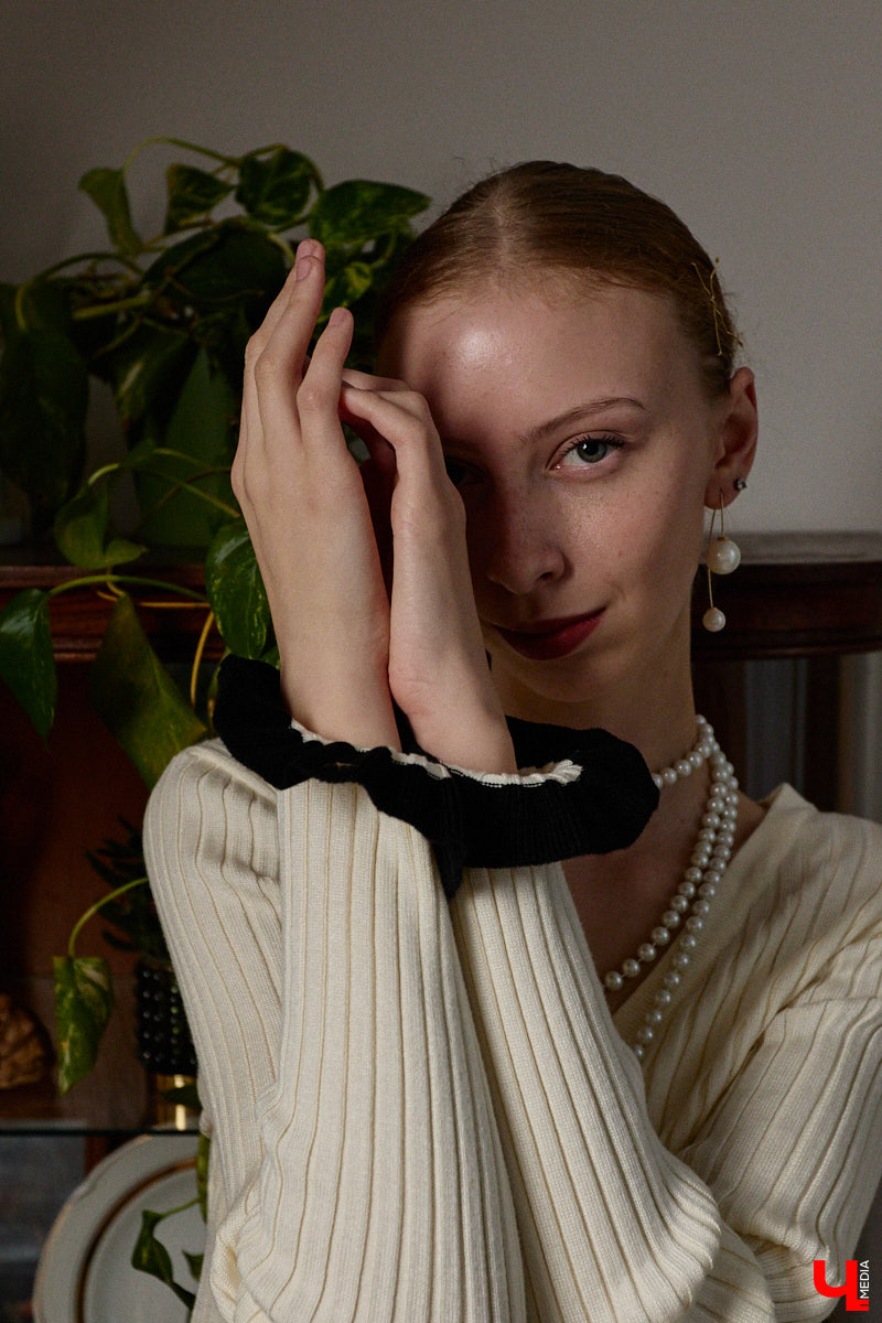 Древние греки считали красоту неотъемлемым свойством мира, а Аристотель принимал ее как проявление высшей гармонии. И если раньше мудрецы восхищались всем прекрасным, то наша героиня Софья Савельева черпает вдохновение из мифов о богинях с горы Олимп. Девушка уверена, что даже в повседневном аутфите можно отразить черты их образов.