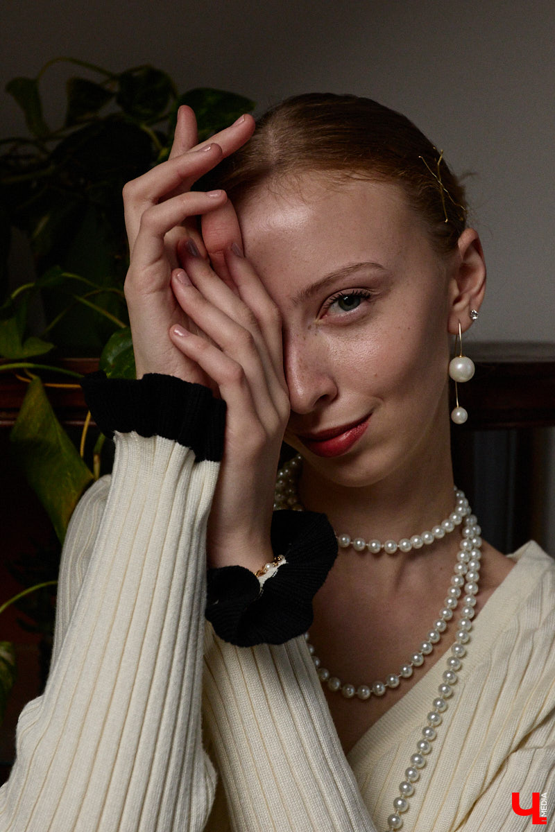 Древние греки считали красоту неотъемлемым свойством мира, а Аристотель принимал ее как проявление высшей гармонии. И если раньше мудрецы восхищались всем прекрасным, то наша героиня Софья Савельева черпает вдохновение из мифов о богинях с горы Олимп. Девушка уверена, что даже в повседневном аутфите можно отразить черты их образов.