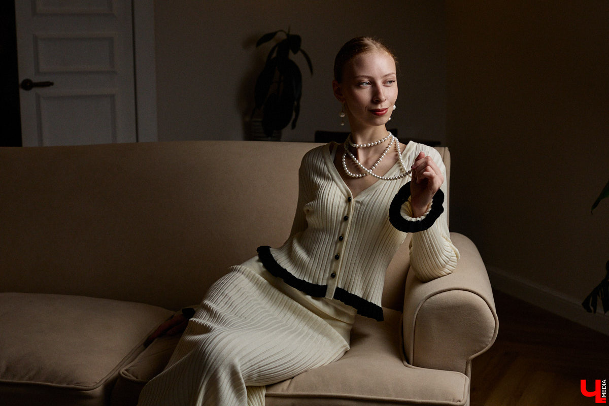 Древние греки считали красоту неотъемлемым свойством мира, а Аристотель принимал ее как проявление высшей гармонии. И если раньше мудрецы восхищались всем прекрасным, то наша героиня Софья Савельева черпает вдохновение из мифов о богинях с горы Олимп. Девушка уверена, что даже в повседневном аутфите можно отразить черты их образов.