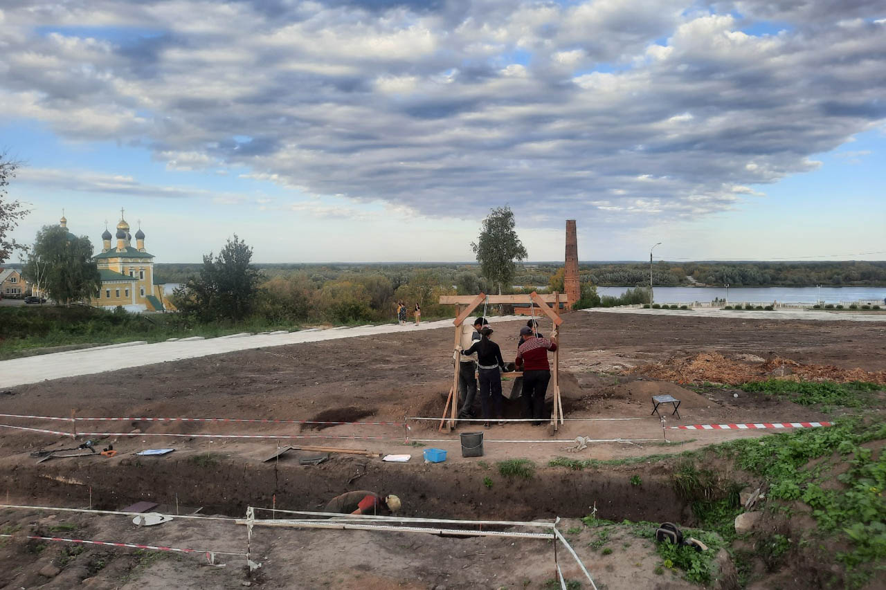 Муром является одним из эпицентров археологических раскопок. Там продолжили исследование территории Окского парка, с которой, собственно, и начал развиваться город. Изыскания, стартовавшие еще в 1939 году, продолжаются локально и в наши дни. За это время специалисты обнаружили на глубине немало важных артефактов. Щедрым на находки оказался и полевой сезон 2025 года.