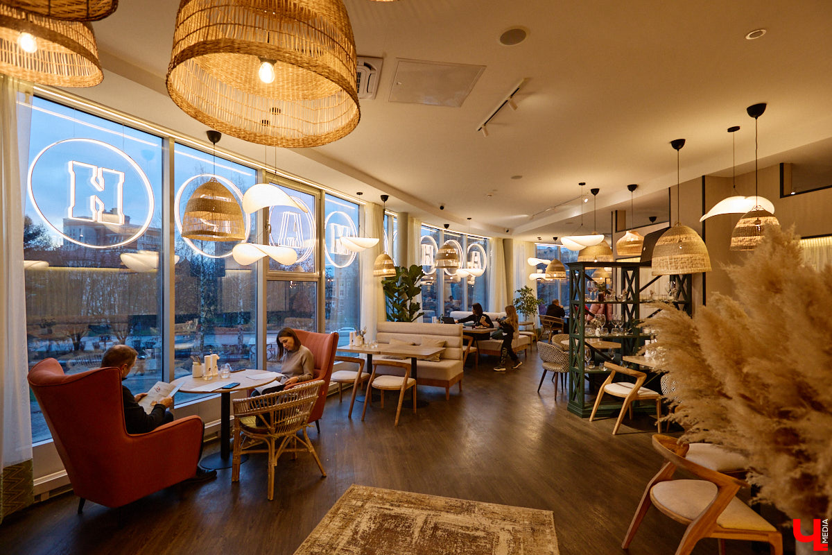 Есть такие точки на карте города, куда едешь за настроением — без планов и спешки, в удовольствие. Для владимирцев одно из таких мест — обновленный комплекс «Руськино» на Суздальском проспекте, где фильмы, еда, гаджеты и даже киберспорт гармонично уживаются под одной крышей. А значит, каждый найдет себе занятие по душе: от дневных семейных посиделок до ночных геймерских баталий.