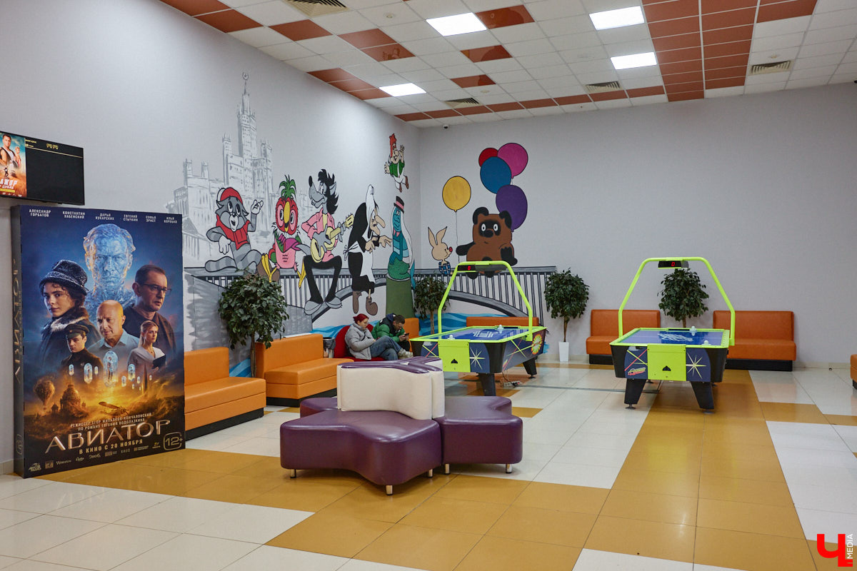 Есть такие точки на карте города, куда едешь за настроением — без планов и спешки, в удовольствие. Для владимирцев одно из таких мест — обновленный комплекс «Руськино» на Суздальском проспекте, где фильмы, еда, гаджеты и даже киберспорт гармонично уживаются под одной крышей. А значит, каждый найдет себе занятие по душе: от дневных семейных посиделок до ночных геймерских баталий.