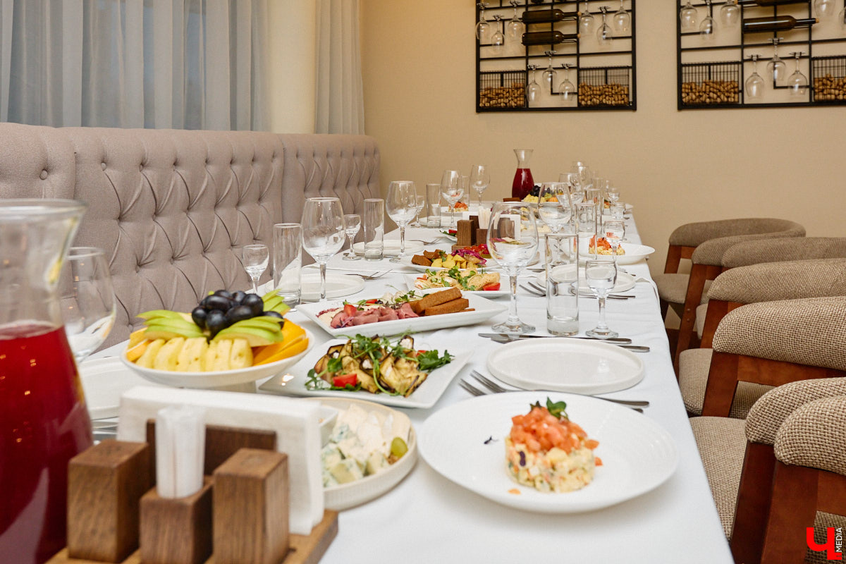 Есть такие точки на карте города, куда едешь за настроением — без планов и спешки, в удовольствие. Для владимирцев одно из таких мест — обновленный комплекс «Руськино» на Суздальском проспекте, где фильмы, еда, гаджеты и даже киберспорт гармонично уживаются под одной крышей. А значит, каждый найдет себе занятие по душе: от дневных семейных посиделок до ночных геймерских баталий.