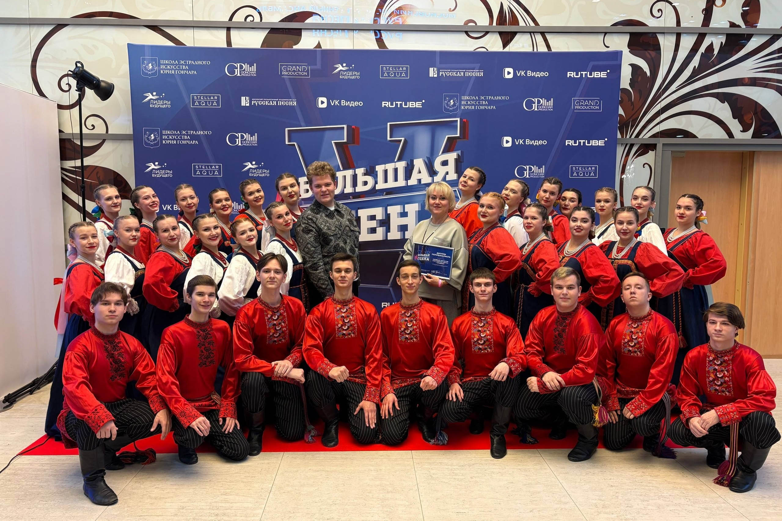 Владимирский «Хор русской песни», который в мае этого года покорил Сергея Лазарева, Филиппа Киркорова и сотню экспертов телешоу, выиграл Гран-при международного фестиваля «Большая сцена». Чем и заслужил теплые слова в свой адрес. В том числе из уст специального гостя, Надежды Бабкиной, которая назвала выступление ребят образцовым. Впереди у музыкантов Гранд-финал, который пройдет в Государственном Кремлевском дворце.