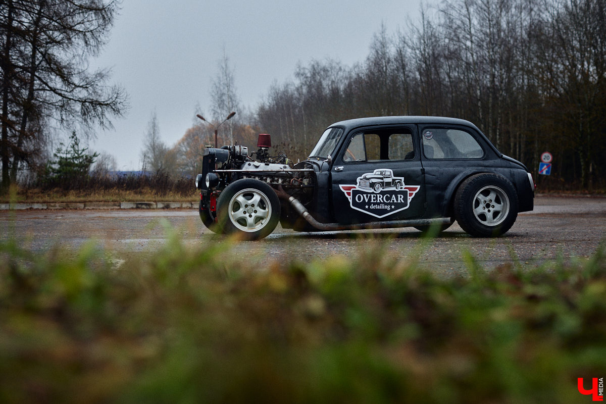 Житель Владимира Николай Папушев собрал гоночный автомобиль на базе легендарного «запорожца». Хот-род поражает не только дизайном, но и мощью мотора. На городских дорогах его, конечно, не встретишь. Экстремальные заезды проходят только на закрытых площадках. Для «Ключ-Медиа» владелец чудо-машины организовал специальный тест-драйв.