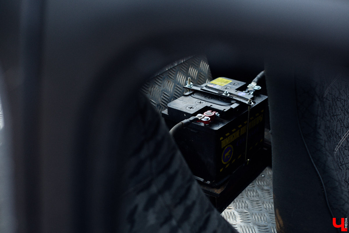 Житель Владимира Николай Папушев собрал гоночный автомобиль на базе легендарного «запорожца». Хот-род поражает не только дизайном, но и мощью мотора. На городских дорогах его, конечно, не встретишь. Экстремальные заезды проходят только на закрытых площадках. Для «Ключ-Медиа» владелец чудо-машины организовал специальный тест-драйв.