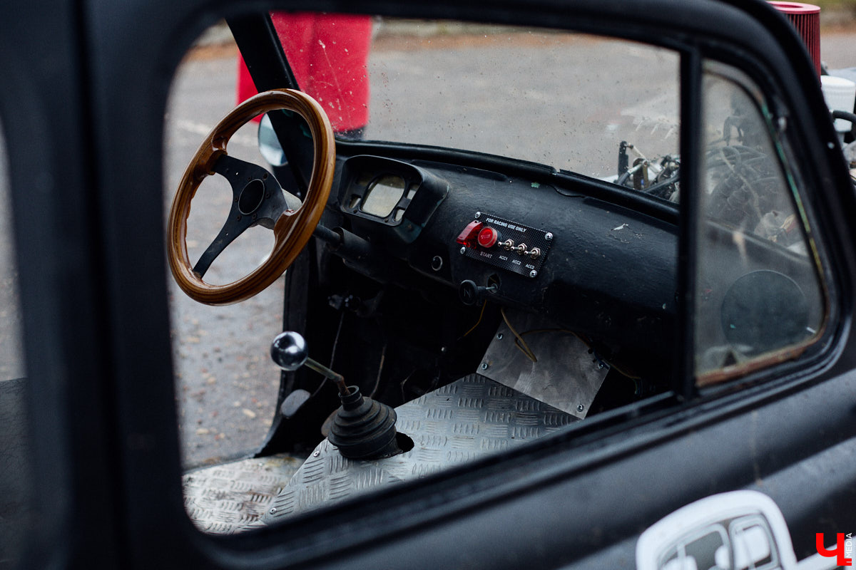 Житель Владимира Николай Папушев собрал гоночный автомобиль на базе легендарного «запорожца». Хот-род поражает не только дизайном, но и мощью мотора. На городских дорогах его, конечно, не встретишь. Экстремальные заезды проходят только на закрытых площадках. Для «Ключ-Медиа» владелец чудо-машины организовал специальный тест-драйв.