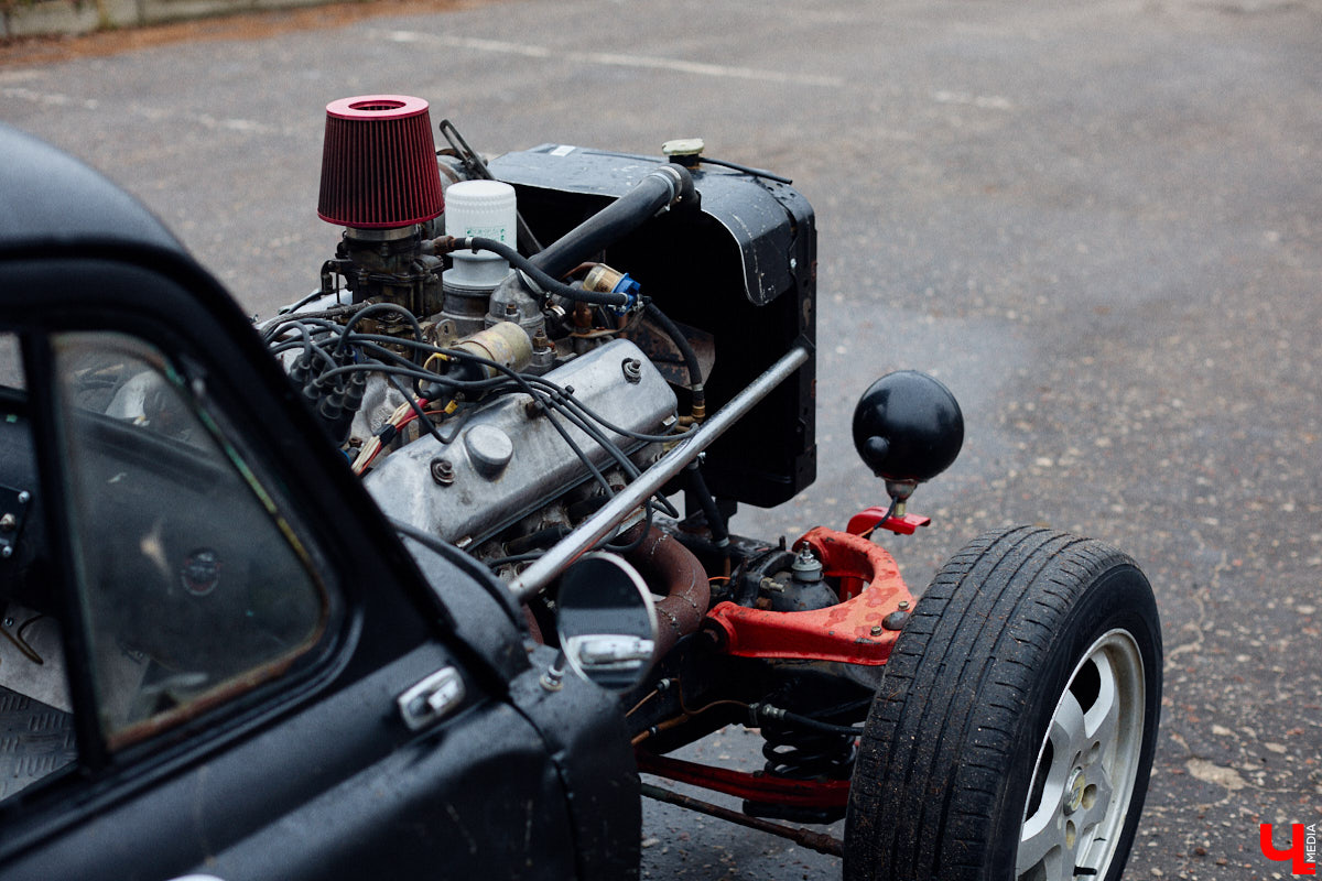 Житель Владимира Николай Папушев собрал гоночный автомобиль на базе легендарного «запорожца». Хот-род поражает не только дизайном, но и мощью мотора. На городских дорогах его, конечно, не встретишь. Экстремальные заезды проходят только на закрытых площадках. Для «Ключ-Медиа» владелец чудо-машины организовал специальный тест-драйв.