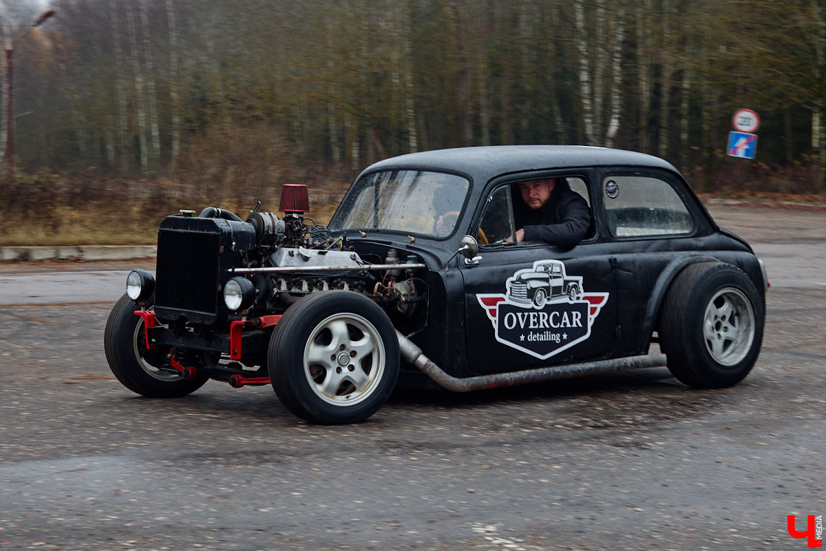 Житель Владимира Николай Папушев собрал гоночный автомобиль на базе легендарного «запорожца». Хот-род поражает не только дизайном, но и мощью мотора. На городских дорогах его, конечно, не встретишь. Экстремальные заезды проходят только на закрытых площадках. Для «Ключ-Медиа» владелец чудо-машины организовал специальный тест-драйв.