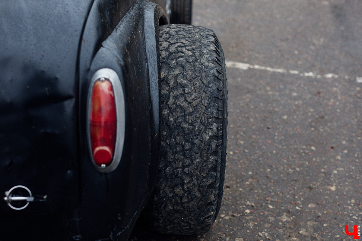 Житель Владимира Николай Папушев собрал гоночный автомобиль на базе легендарного «запорожца». Хот-род поражает не только дизайном, но и мощью мотора. На городских дорогах его, конечно, не встретишь. Экстремальные заезды проходят только на закрытых площадках. Для «Ключ-Медиа» владелец чудо-машины организовал специальный тест-драйв.