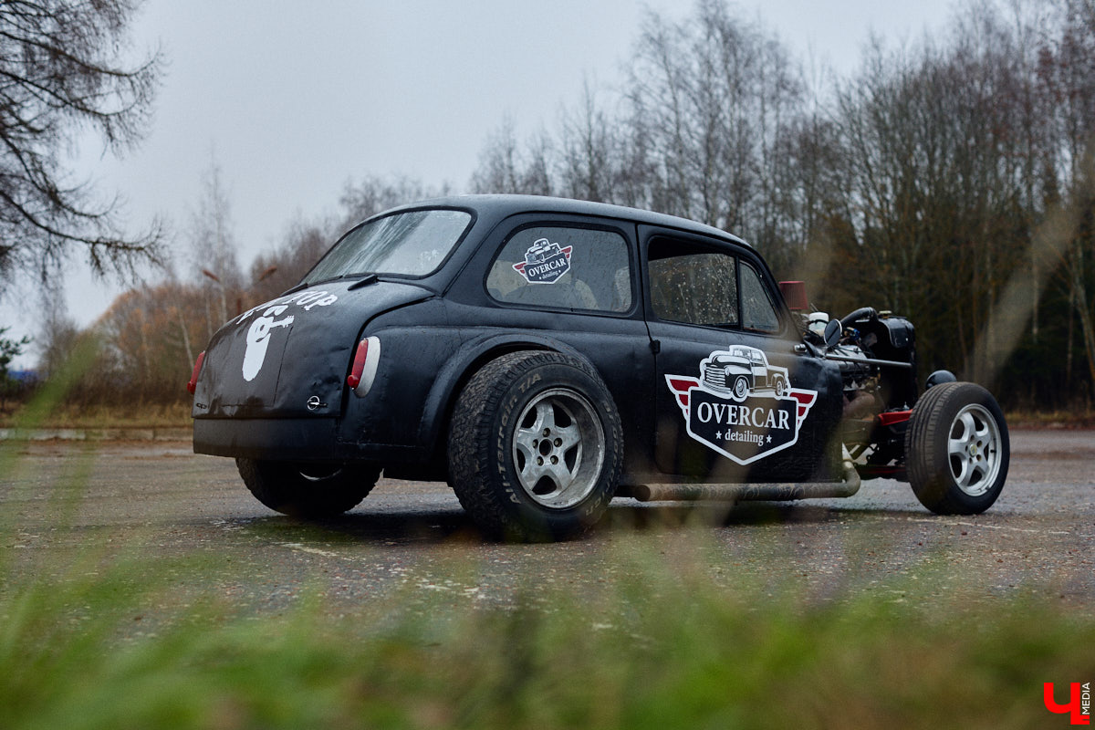 Житель Владимира Николай Папушев собрал гоночный автомобиль на базе легендарного «запорожца». Хот-род поражает не только дизайном, но и мощью мотора. На городских дорогах его, конечно, не встретишь. Экстремальные заезды проходят только на закрытых площадках. Для «Ключ-Медиа» владелец чудо-машины организовал специальный тест-драйв.