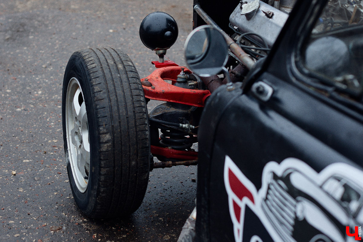 Житель Владимира Николай Папушев собрал гоночный автомобиль на базе легендарного «запорожца». Хот-род поражает не только дизайном, но и мощью мотора. На городских дорогах его, конечно, не встретишь. Экстремальные заезды проходят только на закрытых площадках. Для «Ключ-Медиа» владелец чудо-машины организовал специальный тест-драйв.
