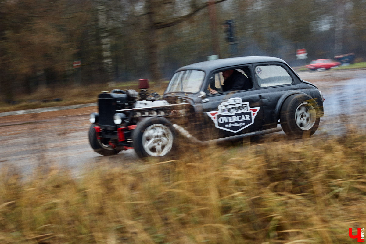 Житель Владимира Николай Папушев собрал гоночный автомобиль на базе легендарного «запорожца». Хот-род поражает не только дизайном, но и мощью мотора. На городских дорогах его, конечно, не встретишь. Экстремальные заезды проходят только на закрытых площадках. Для «Ключ-Медиа» владелец чудо-машины организовал специальный тест-драйв.